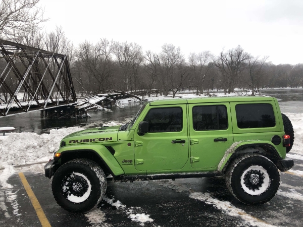 Mojito Jeep JL Playing in the Snow_10