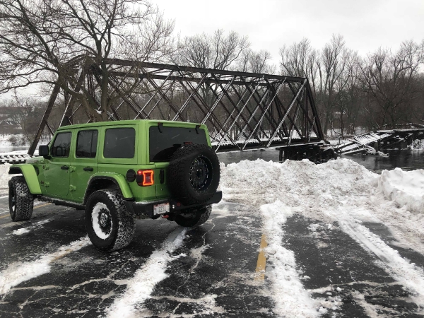 Mojito Jeep JL Playing in the Snow_1